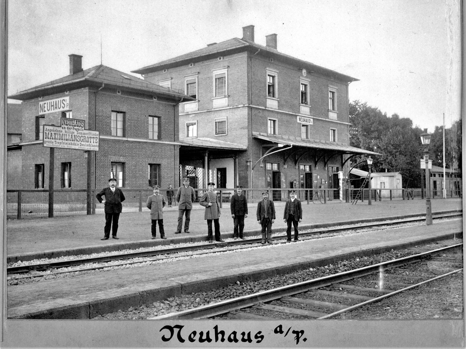 Der Bahnhof Neuhaus mit der Bahnhofsbelegschaft. (Foto: DB Museum)