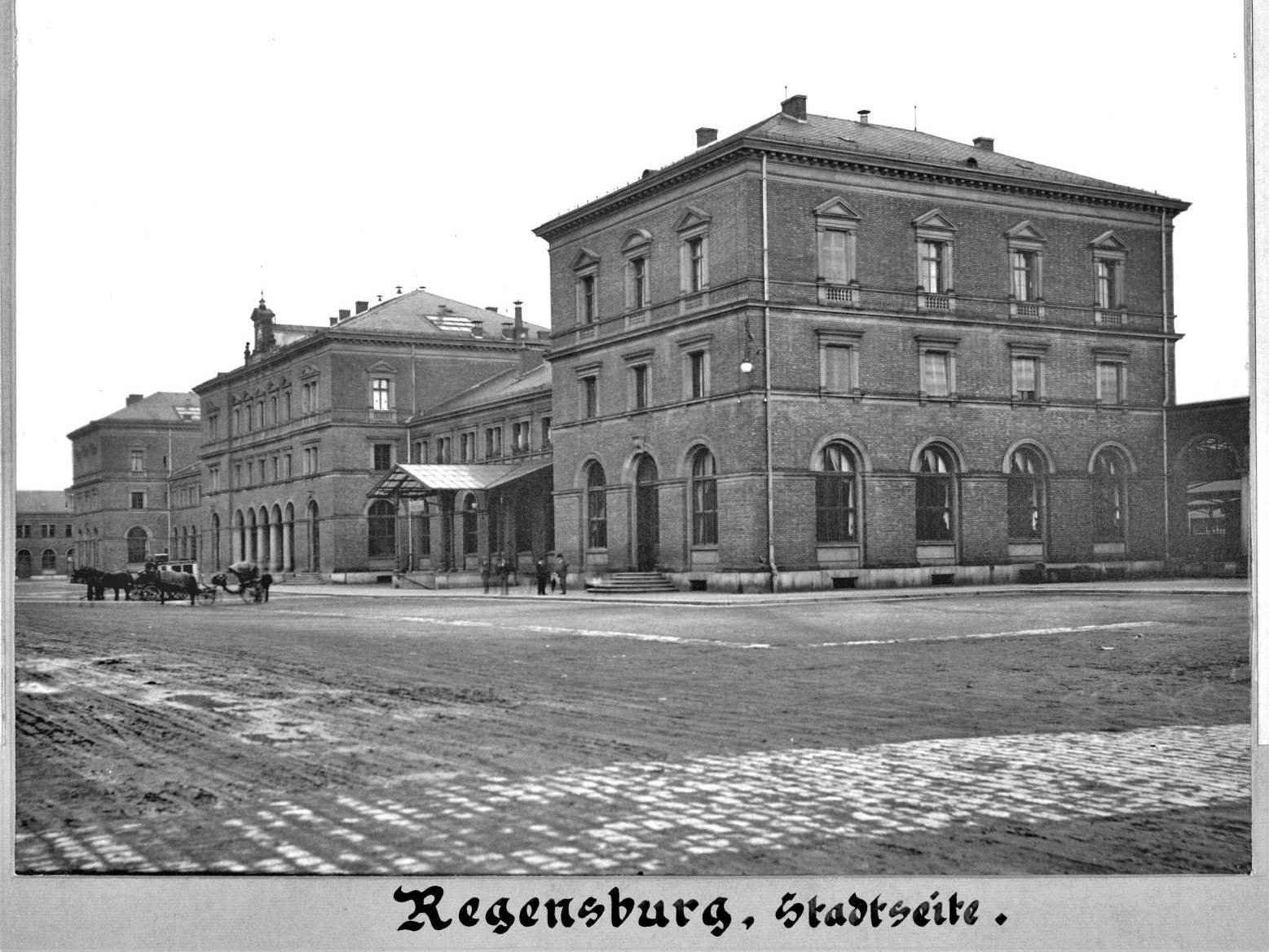 Das Empfangsgebäude des Regensburger Hauptbahnhofes wurde im zweiten Weltkrieg zerstört und danach neu gebaut. (Foto: DB Museum)
