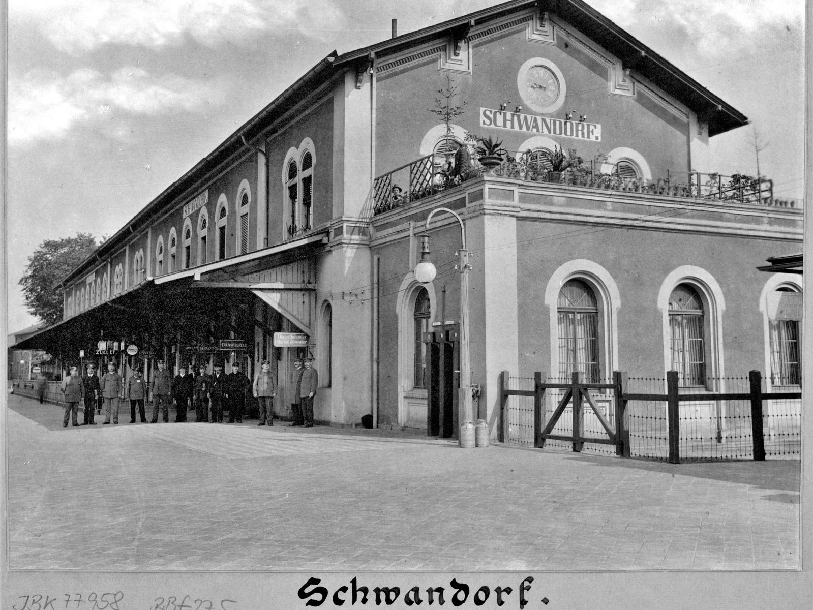 Der Schwandorfer Bahnhof mit seinen Mitarbeitern im Jahr 1902. (Foto: DB Museum)