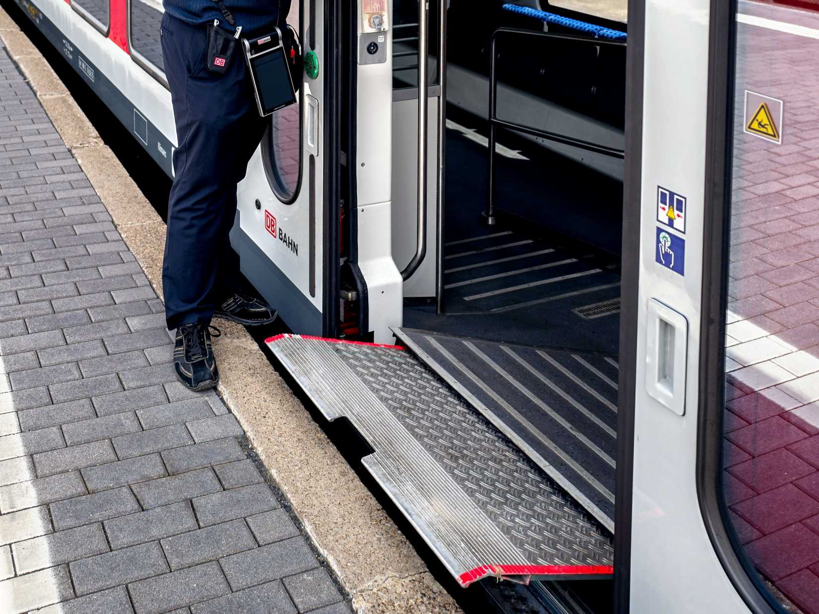 Die richtige Bahnsteighöhe ermöglicht auch den stufenfreien Einstieg in den Zug.