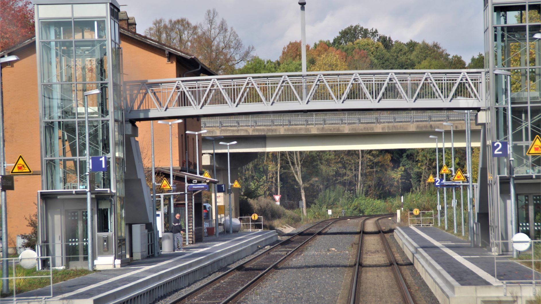 Im Bahnhof Reuth gibt es einen Fußgängersteg und kurz dahinter eine Straßenbrücke