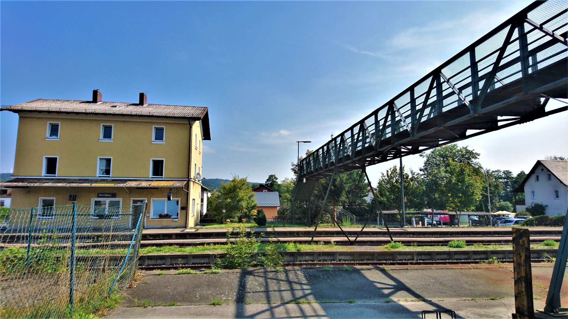 Ein Fußgängersteg verbindet in Wernberg-Köblitz die beiden Seiten der Bahnstrecke miteinander.